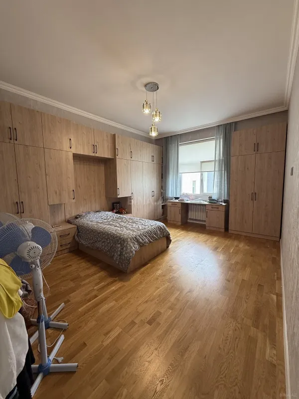 Satılır 4 otaqlı mənzil 157 m²