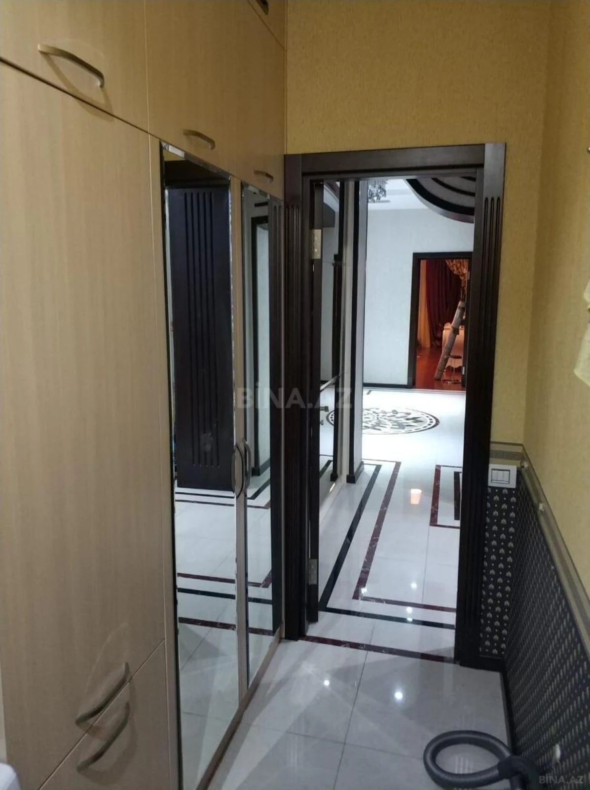 Kirayə verilir 4 otaqlı mənzil 182 m²