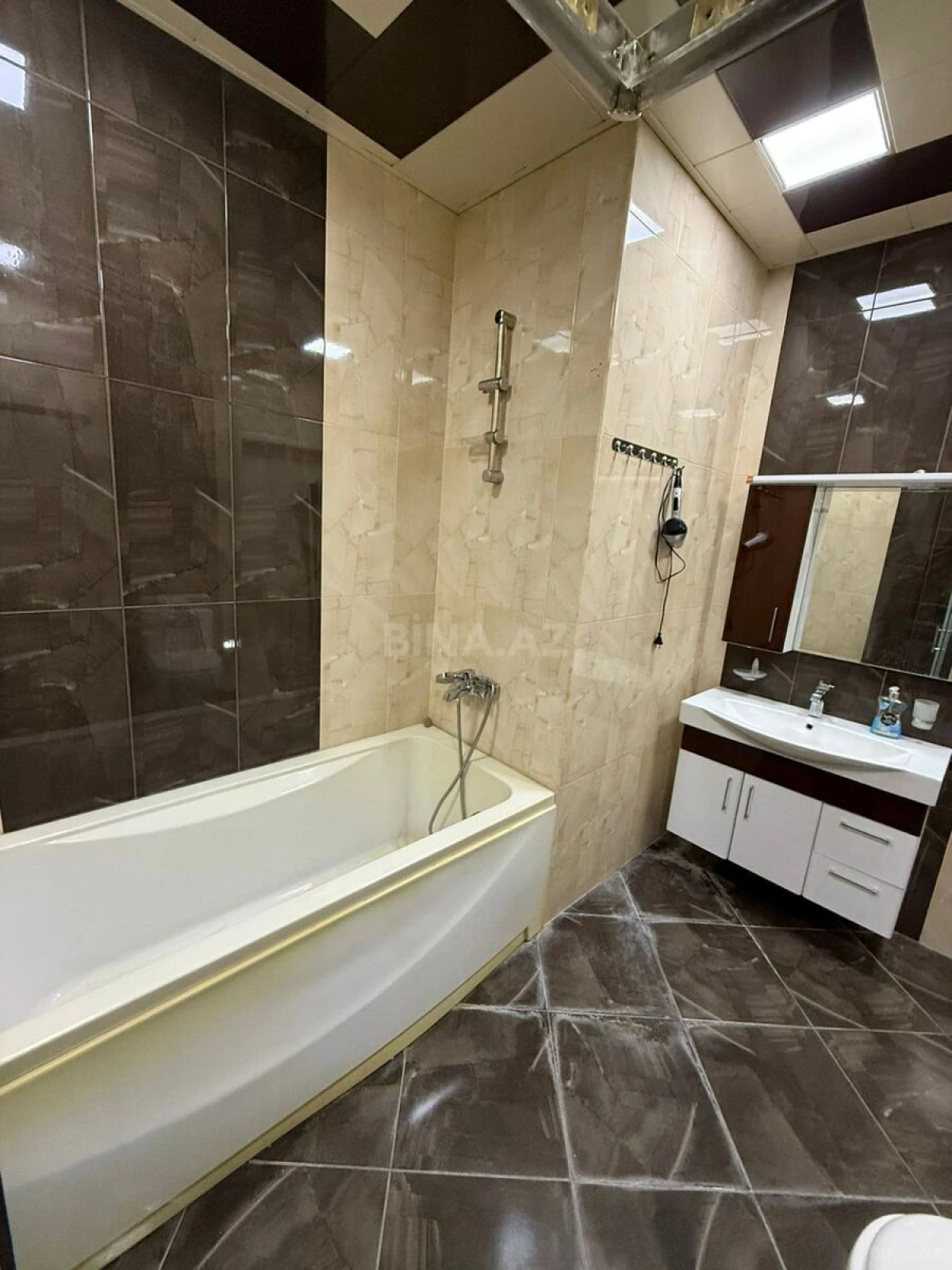Kirayə verilir 3 otaqlı mənzil 150 m²
