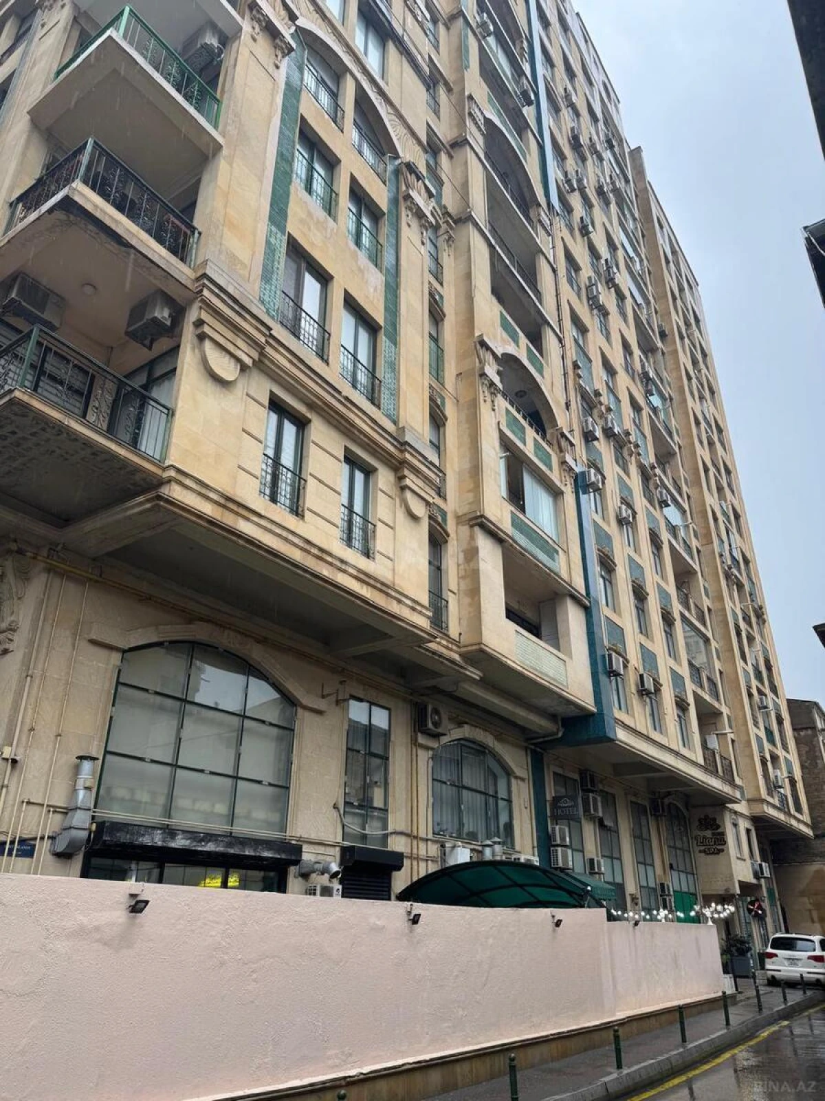 Satılır 4 otaqlı mənzil 190 m²