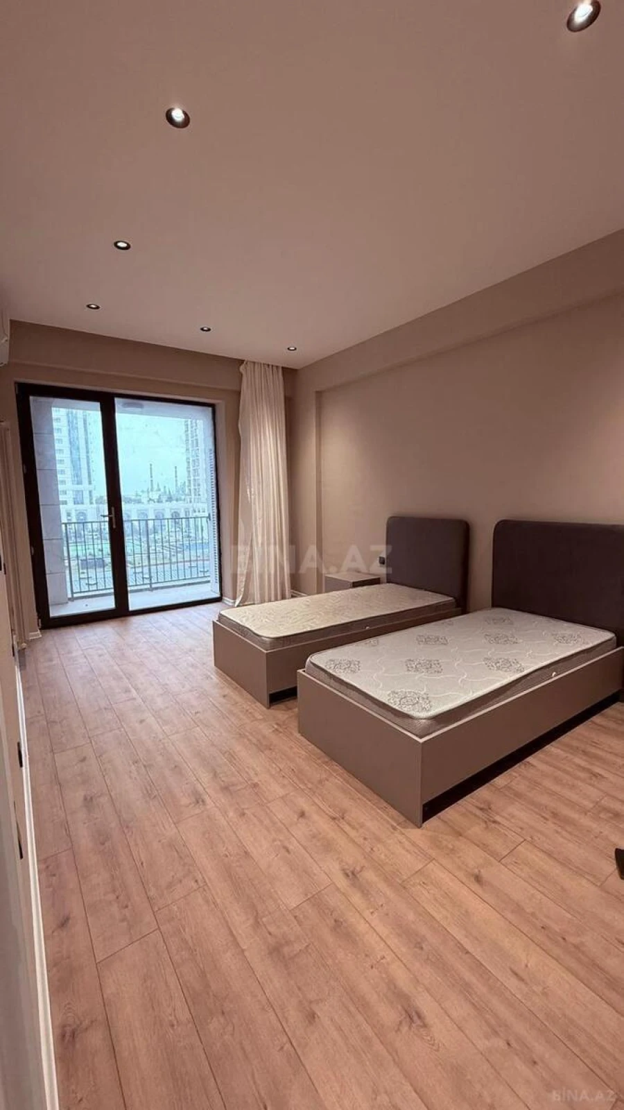 Satılır 3 otaqlı mənzil 147 m²