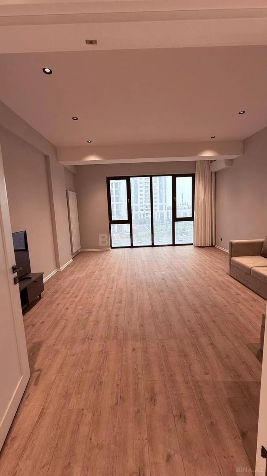 Satılır 3 otaqlı mənzil 147 m²