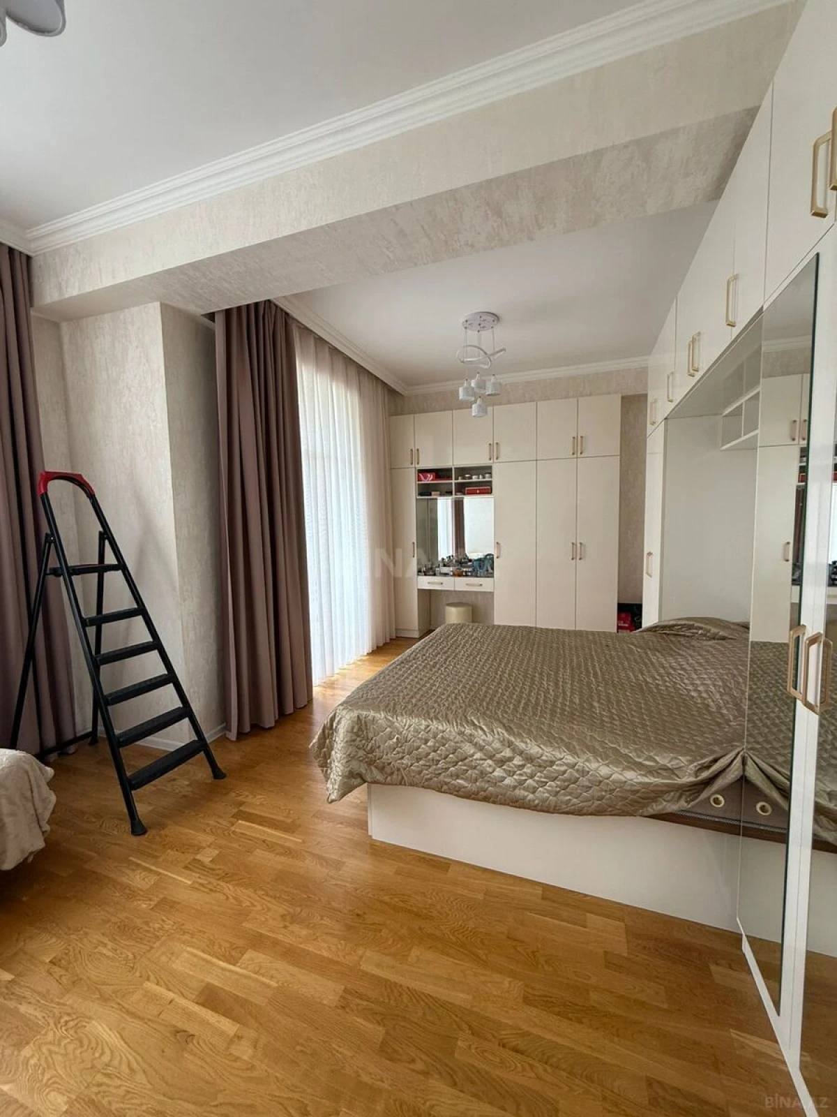 Satılır 4 otaqlı mənzil 154 m²