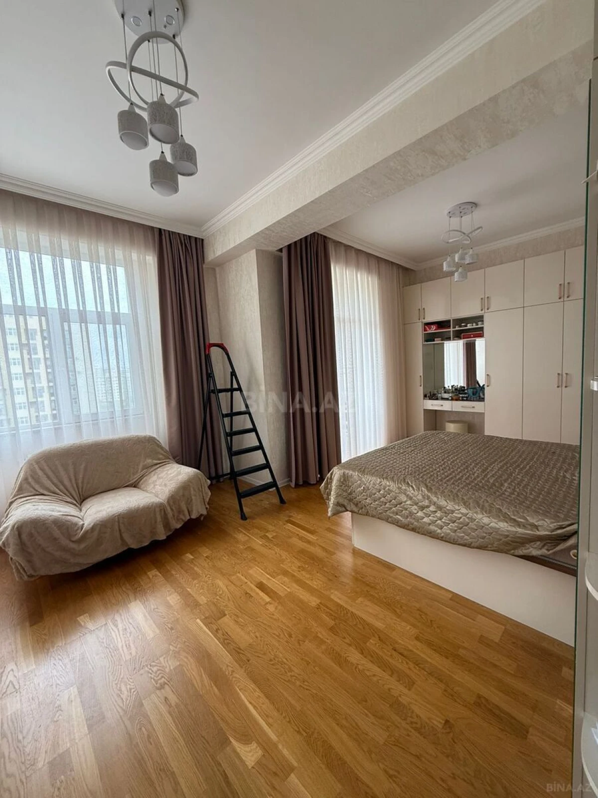 Satılır 4 otaqlı mənzil 154 m²