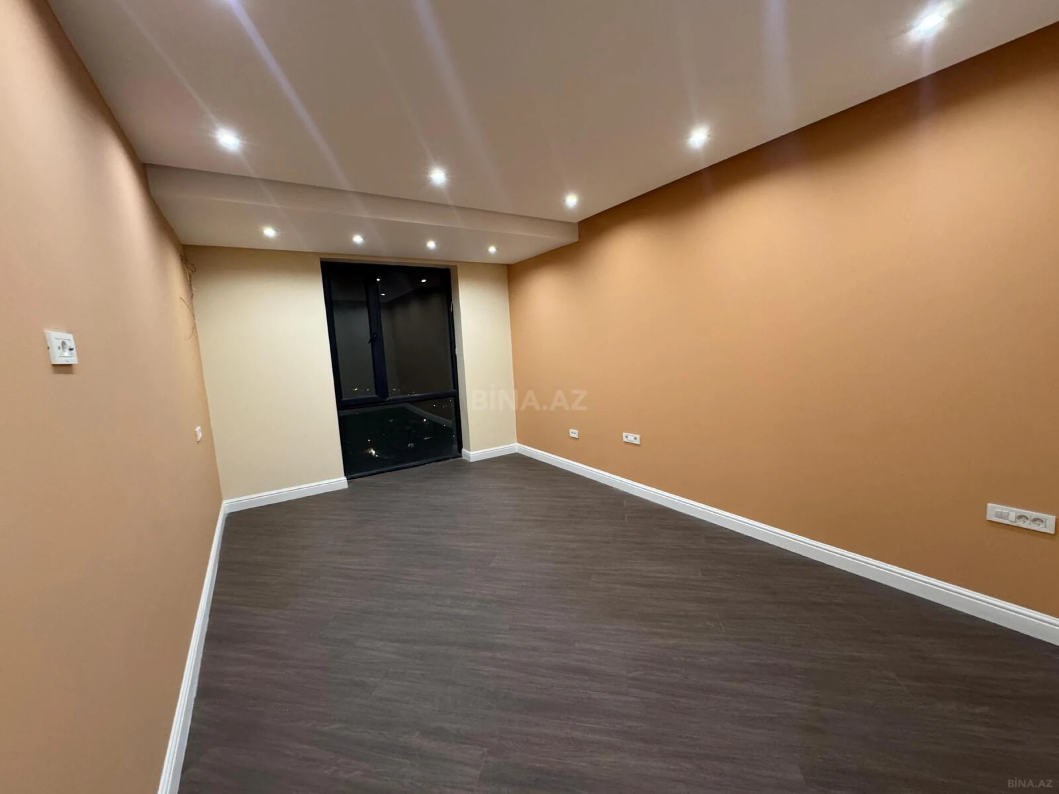 Satılır 4 otaqlı mənzil 139 m²