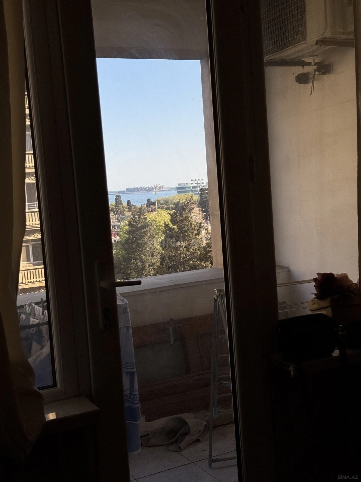 Satılır 4 otaqlı mənzil 120 m²