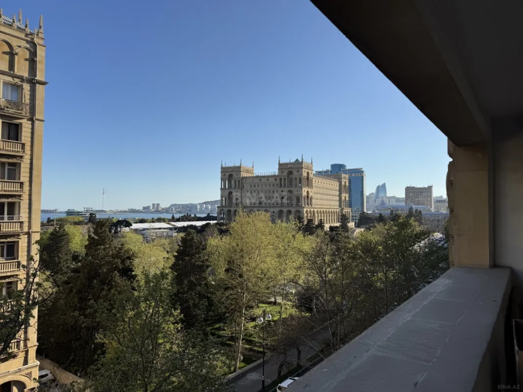 Satılır 4 otaqlı mənzil 120 m²