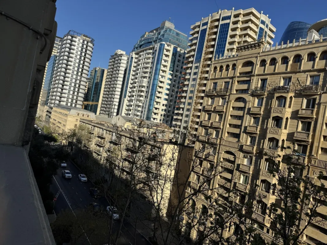 Satılır 4 otaqlı mənzil 120 m²