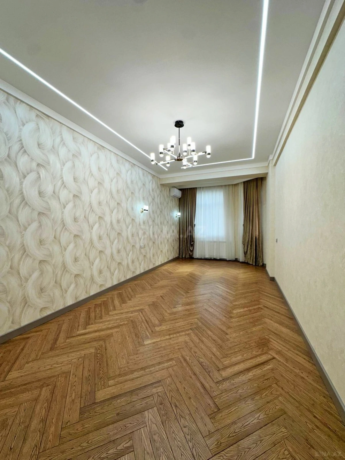 Satılır 4 otaqlı mənzil 245 m²