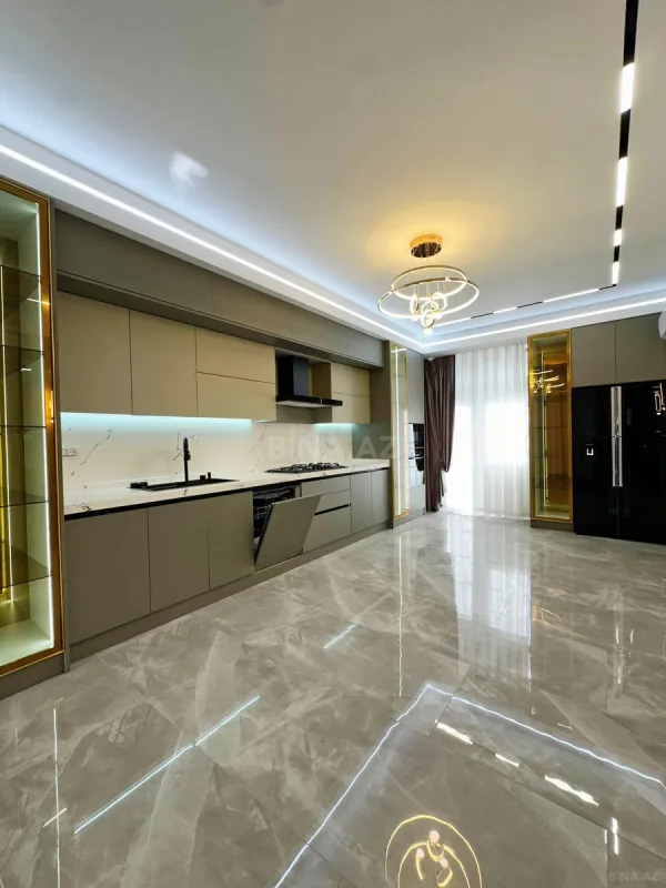 Satılır 4 otaqlı mənzil 245 m²