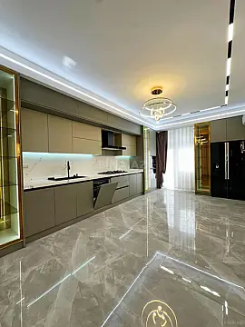 Satılır 4 otaqlı mənzil 245 m²