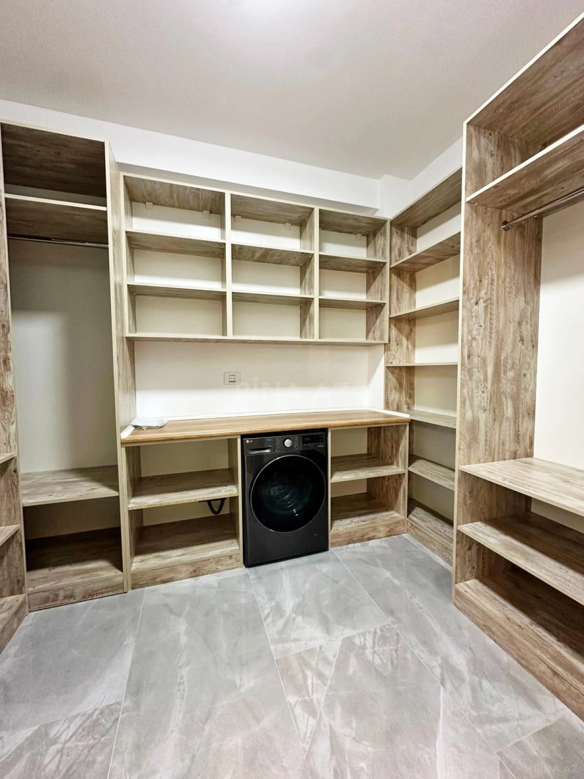 Satılır 4 otaqlı mənzil 245 m²