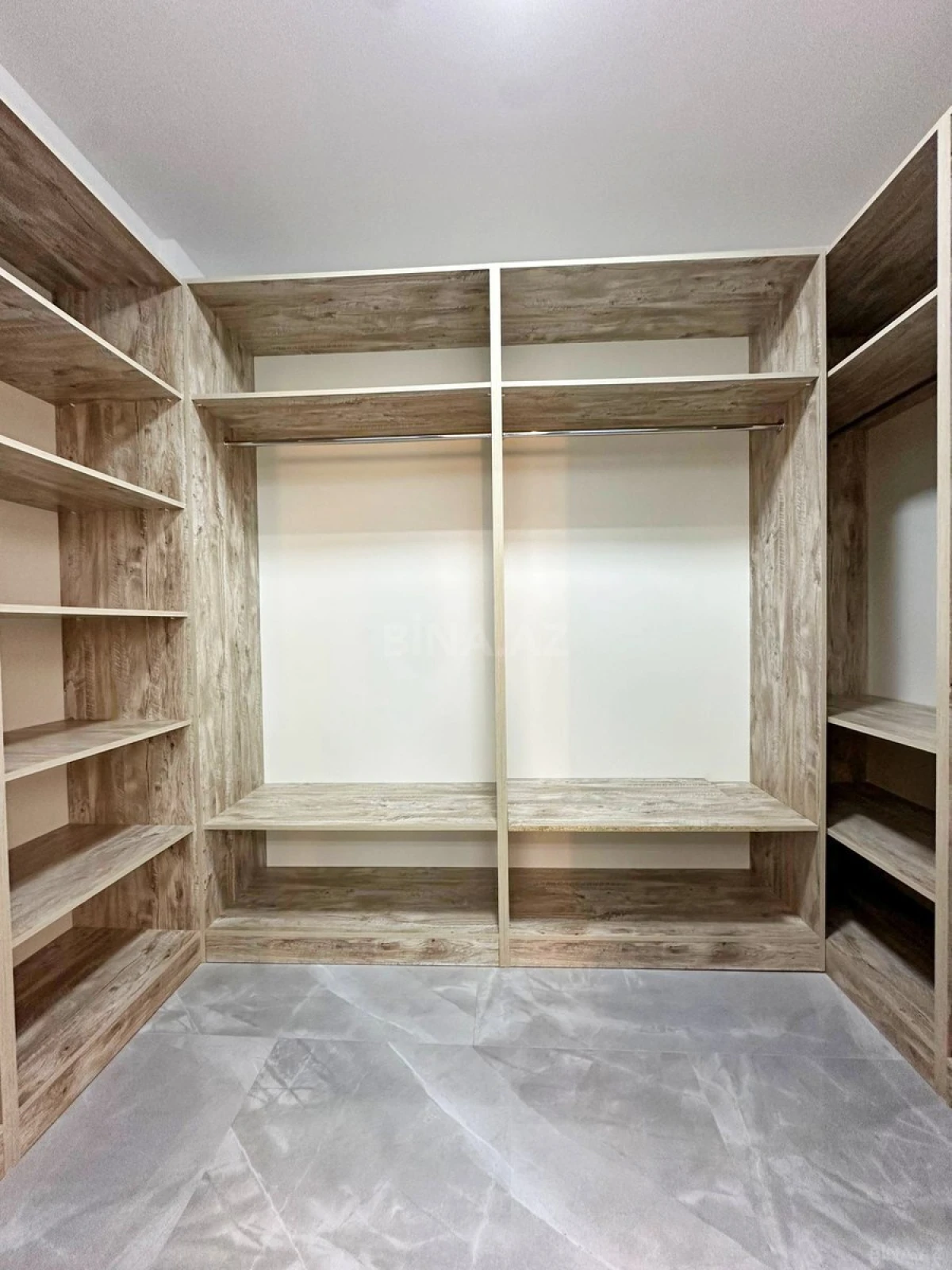 Satılır 4 otaqlı mənzil 245 m²