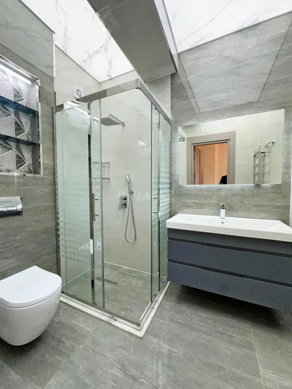 Satılır 4 otaqlı mənzil 245 m²