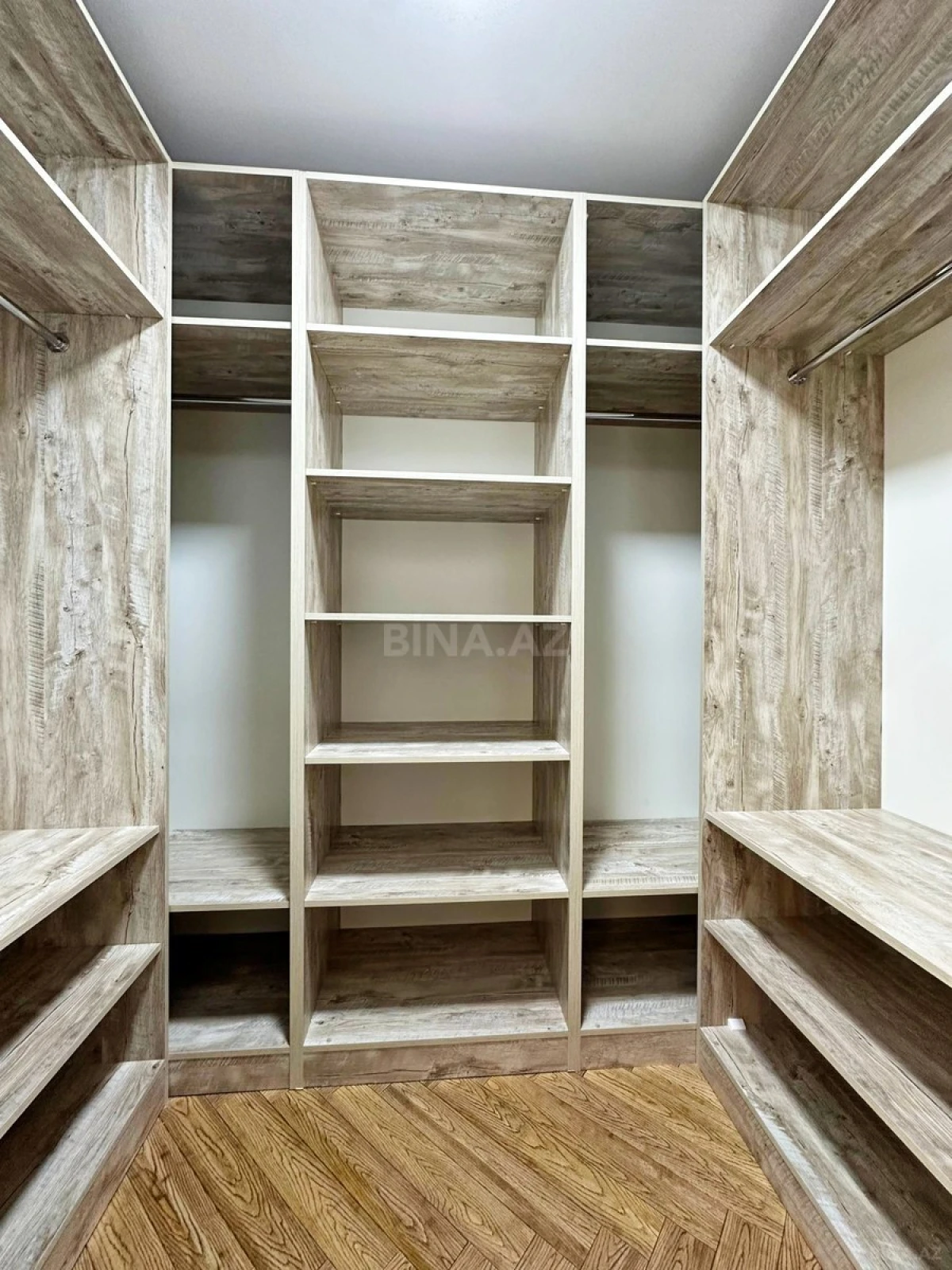 Satılır 4 otaqlı mənzil 245 m²