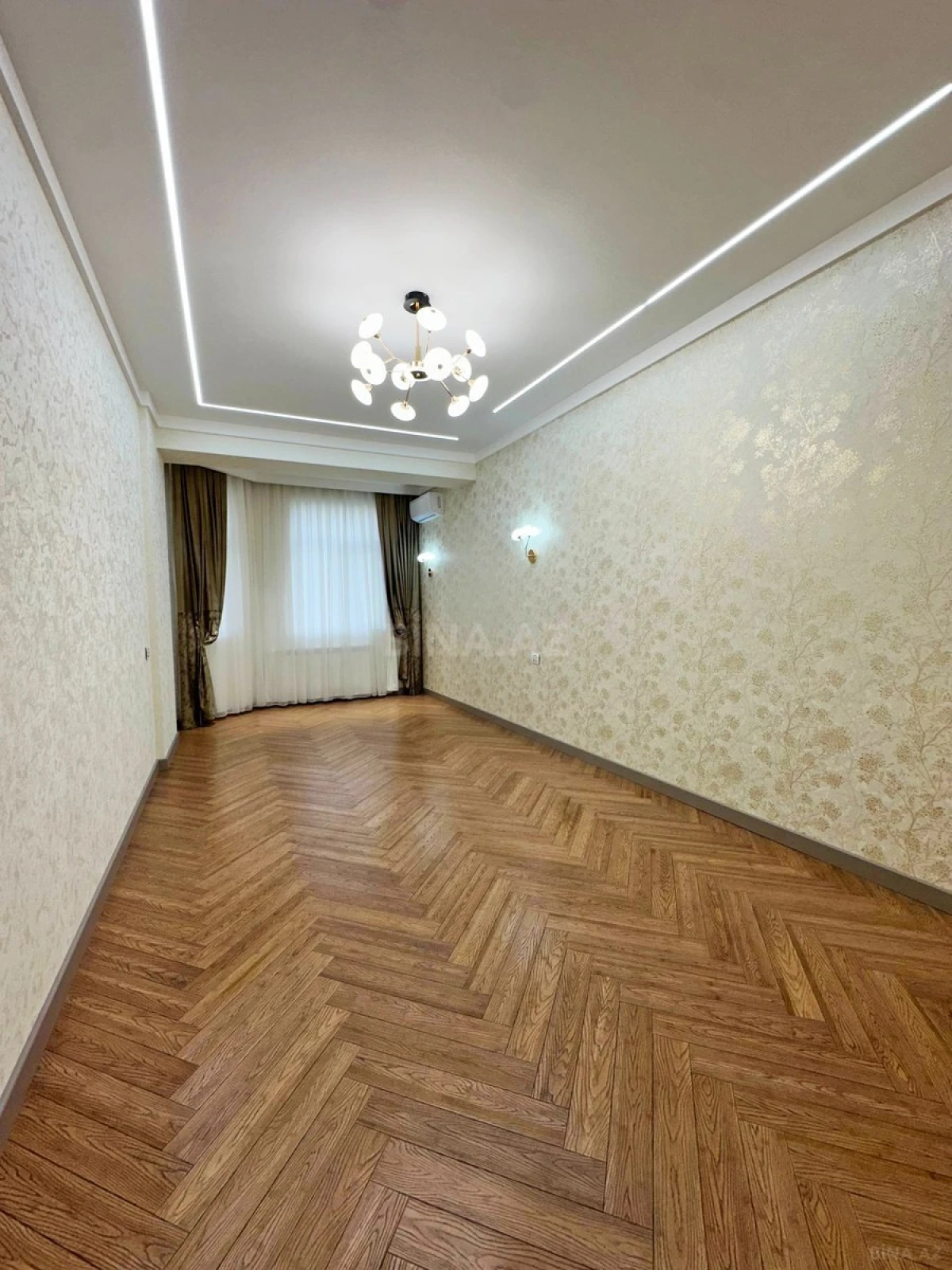 Satılır 4 otaqlı mənzil 245 m²