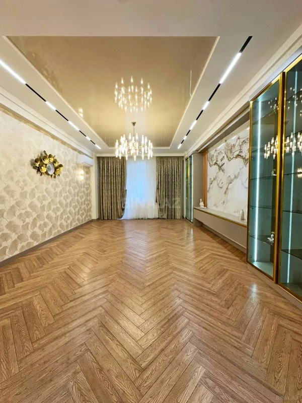 Satılır 4 otaqlı mənzil 245 m²