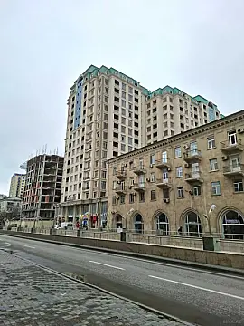 Satılır 3 otaqlı mənzil 137 m²