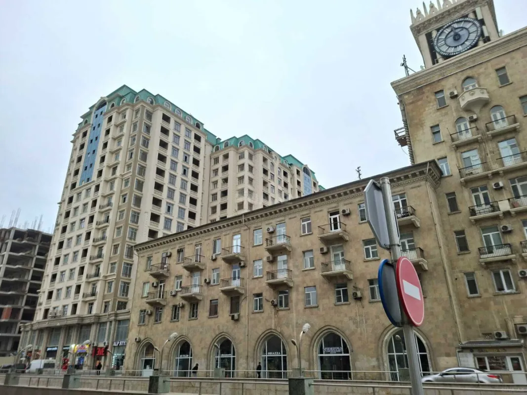 Satılır 3 otaqlı mənzil 137 m²