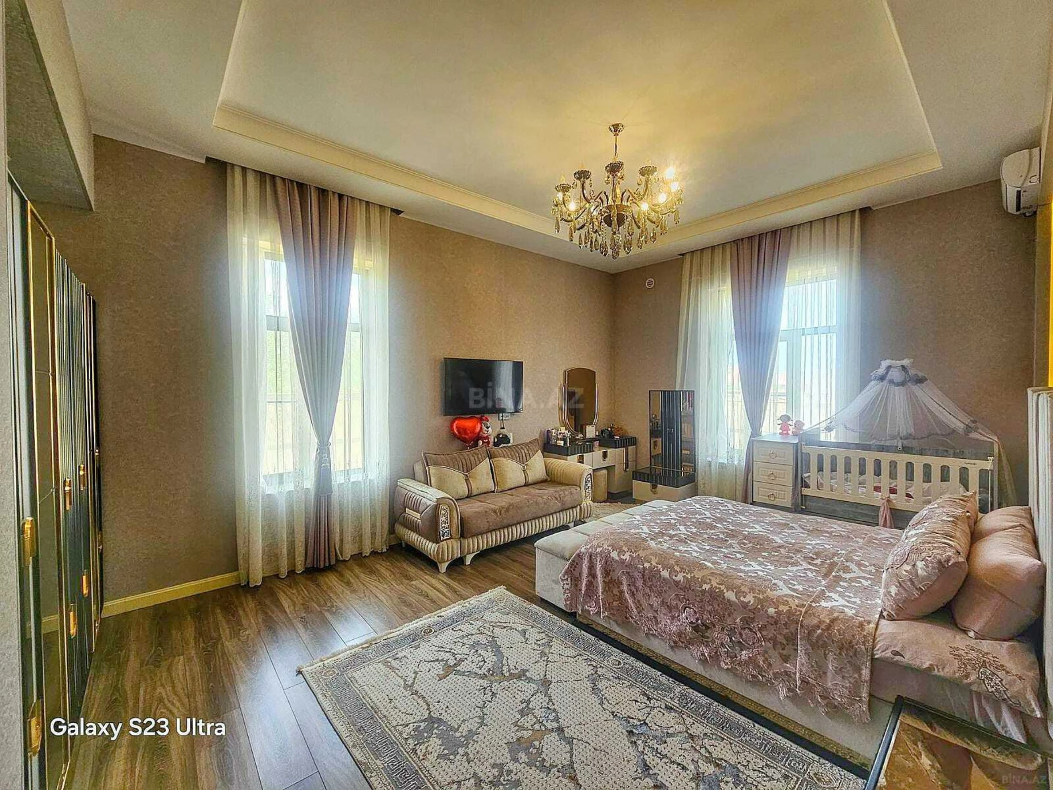 Satılır 5 otaqlı həyət evi 240 m²