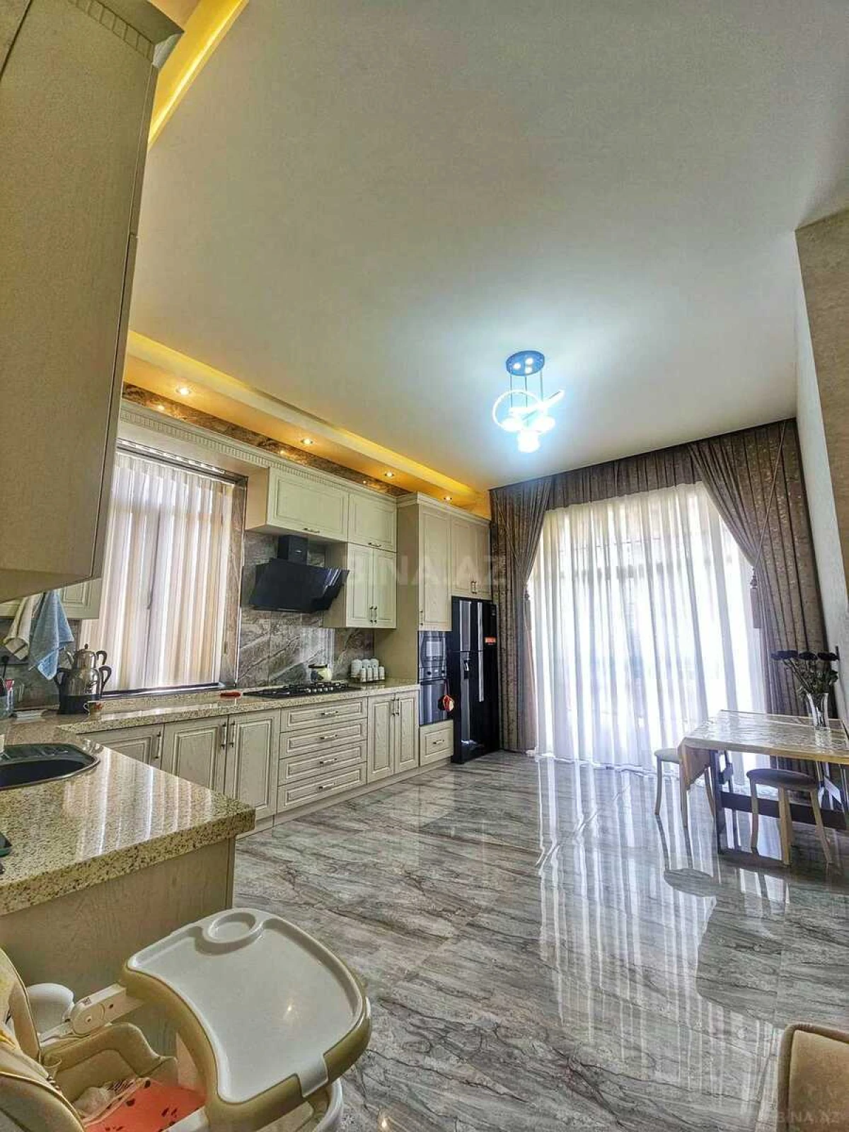 Satılır 5 otaqlı həyət evi 240 m²