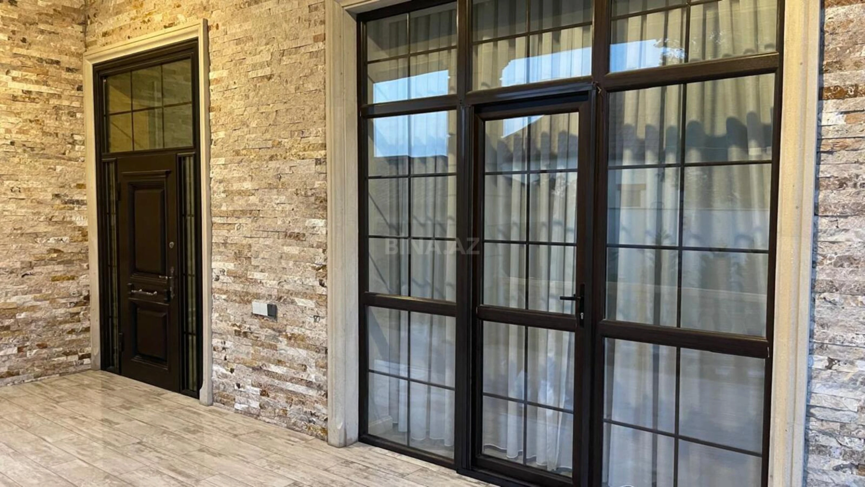 Satılır 5 otaqlı həyət evi 240 m²