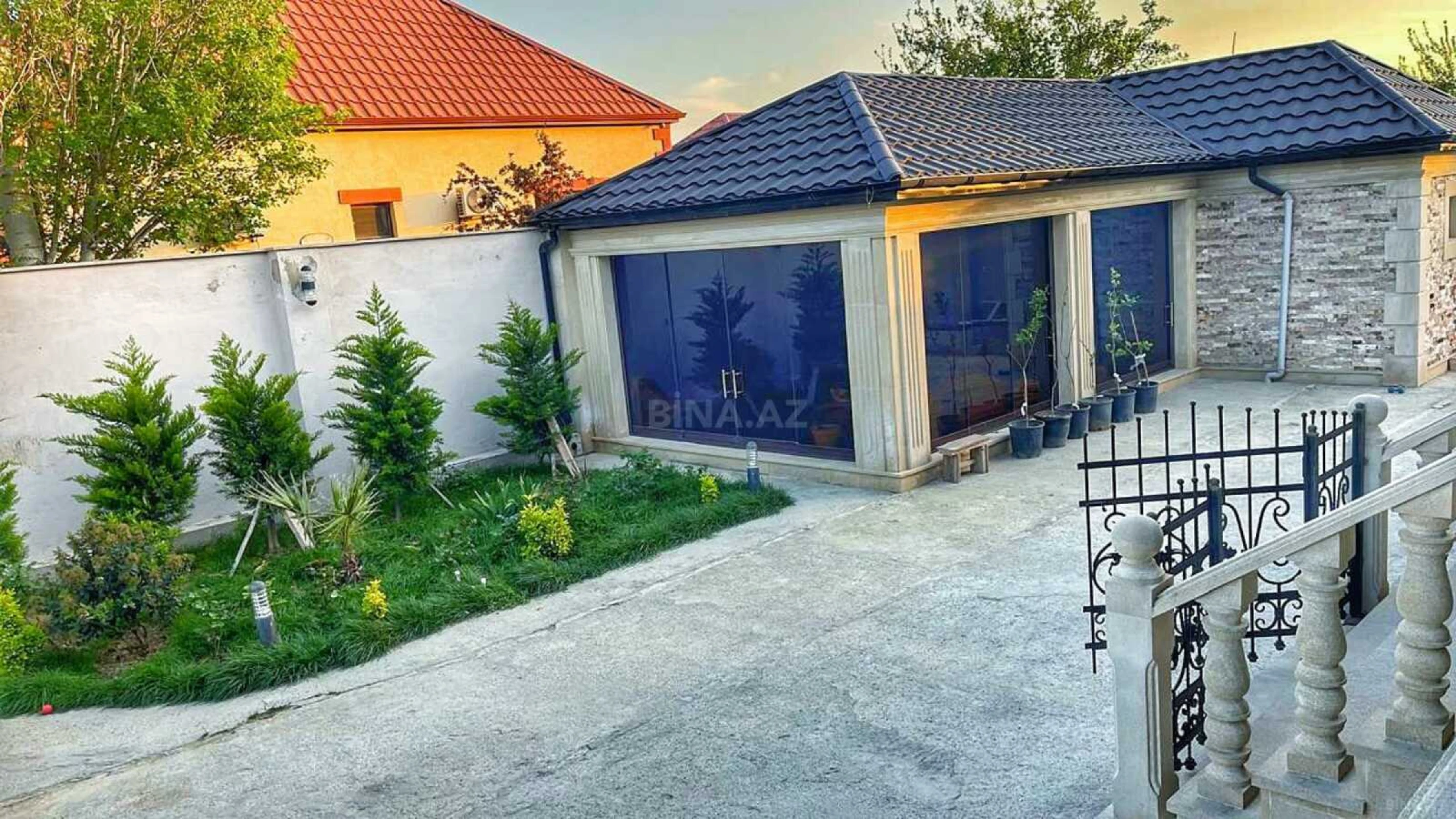 Satılır 5 otaqlı həyət evi 240 m²