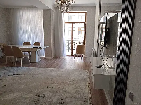 Kirayə verilir 3 otaqlı mənzil 130 m²