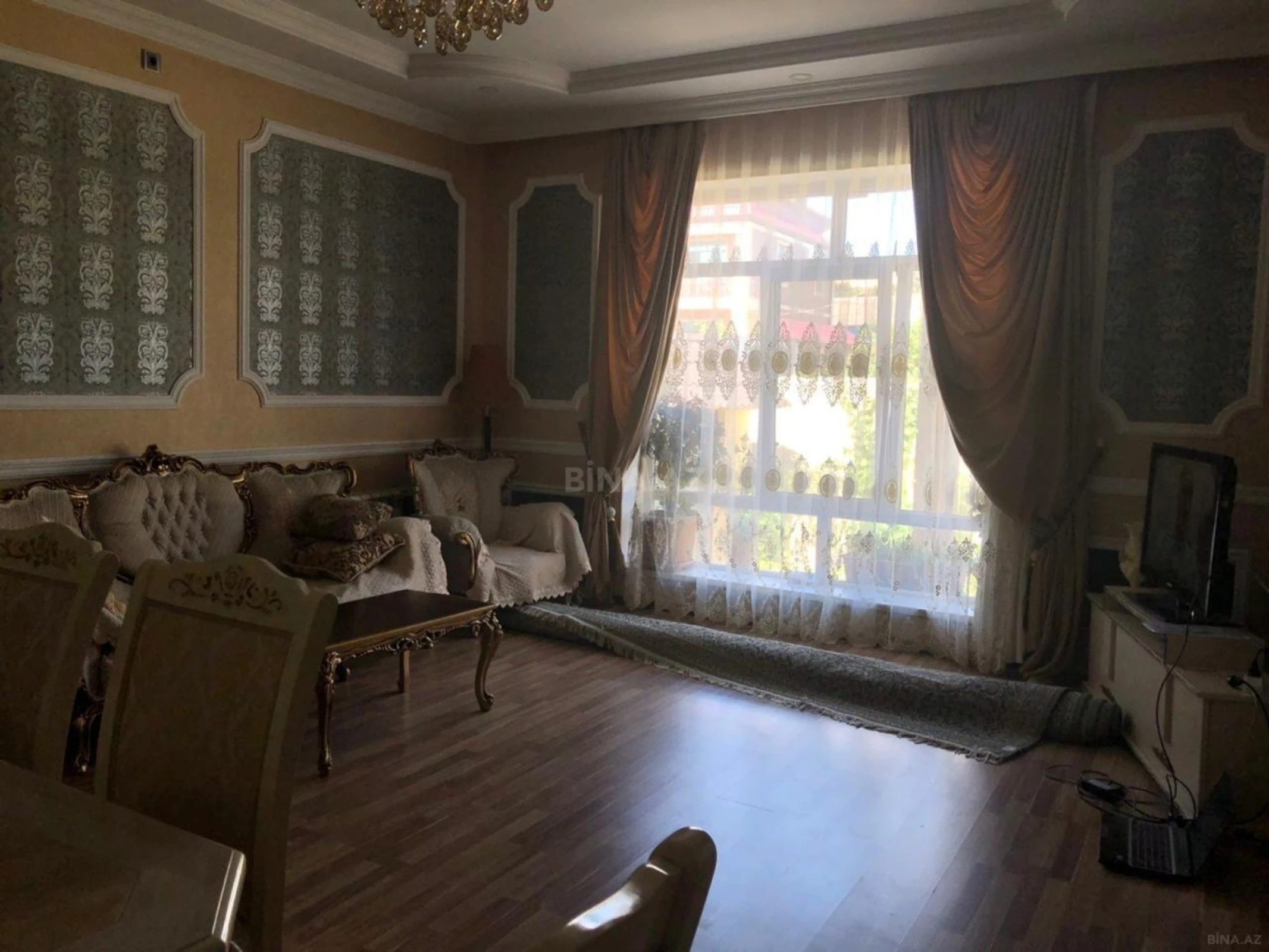 Satılır 5 otaqlı həyət evi 300 m²