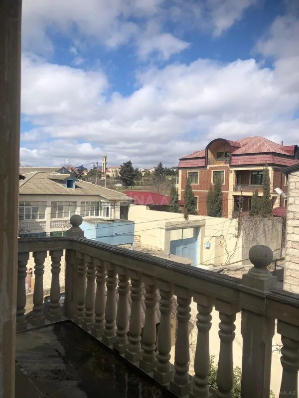 Satılır 5 otaqlı həyət evi 300 m²