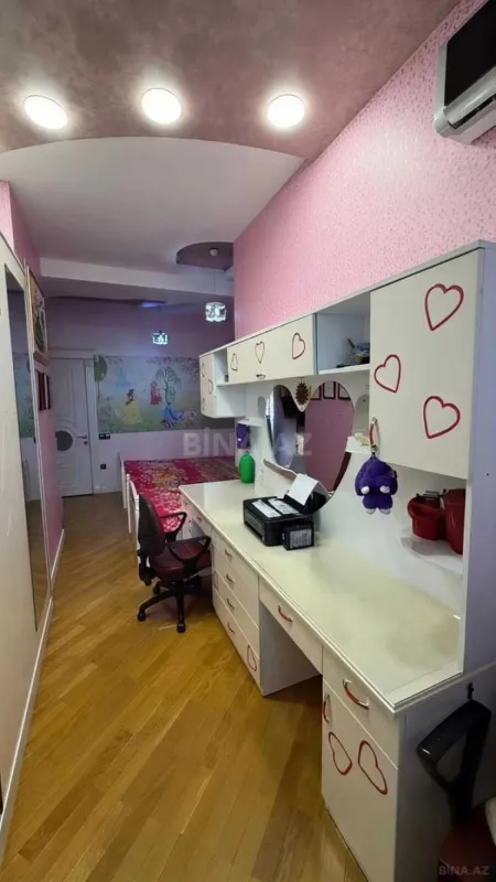 Satılır 4 otaqlı mənzil 185 m²