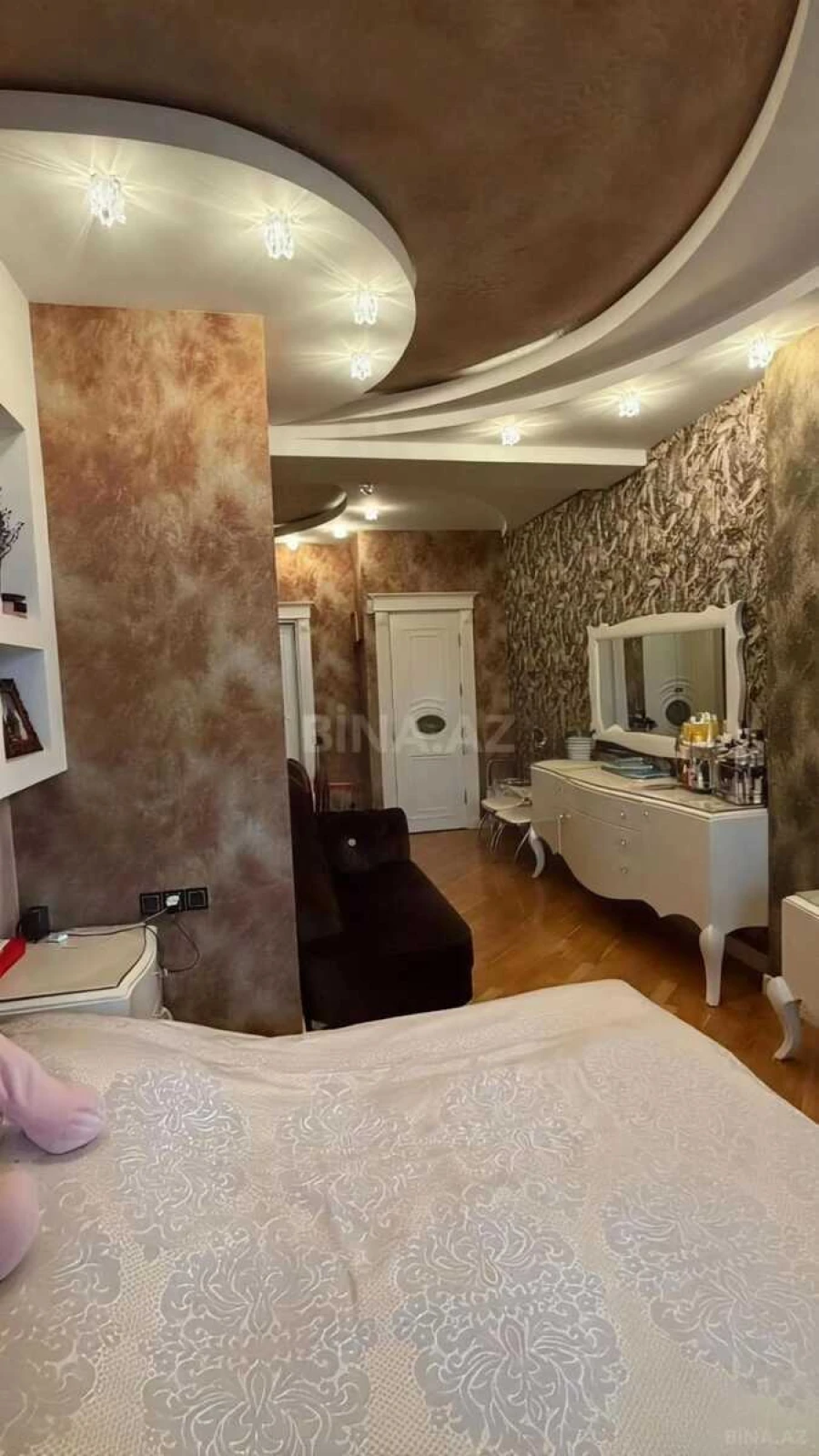 Satılır 4 otaqlı mənzil 185 m²