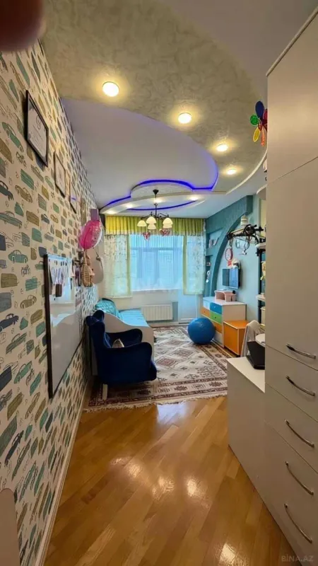 Satılır 4 otaqlı mənzil 185 m²