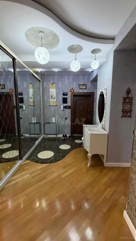 Satılır 4 otaqlı mənzil 185 m²