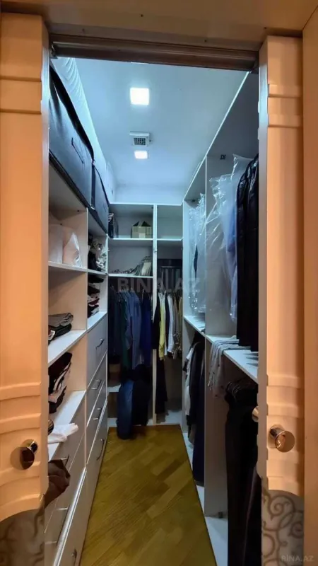 Satılır 4 otaqlı mənzil 185 m²