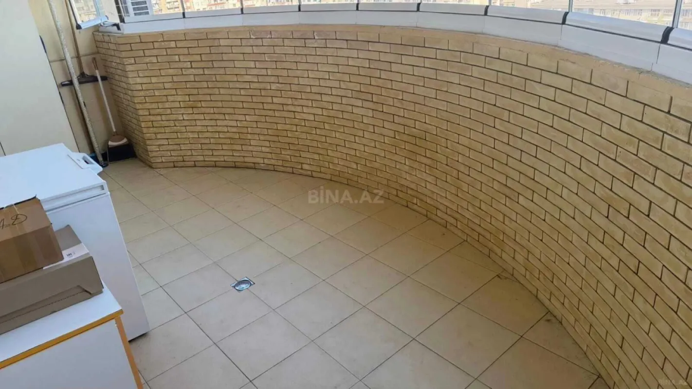 Satılır 4 otaqlı mənzil 185 m²