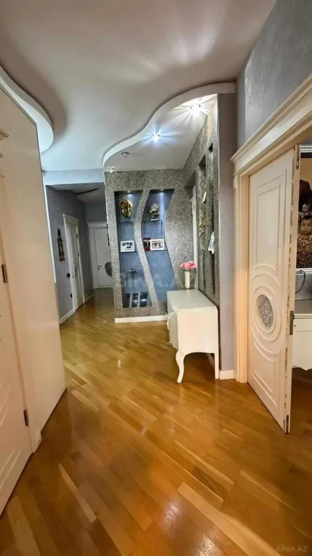 Satılır 4 otaqlı mənzil 185 m²