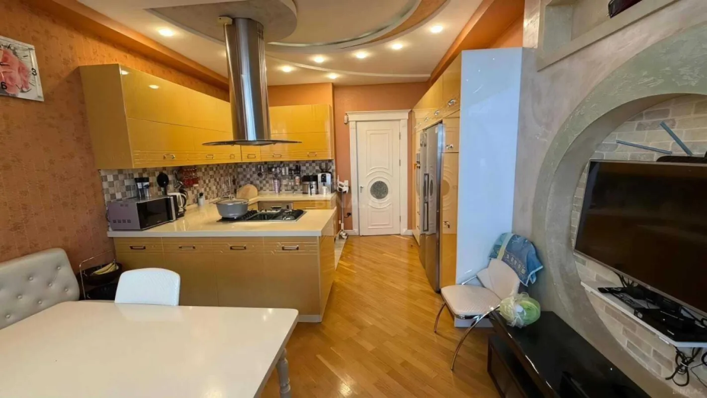 Satılır 4 otaqlı mənzil 185 m²