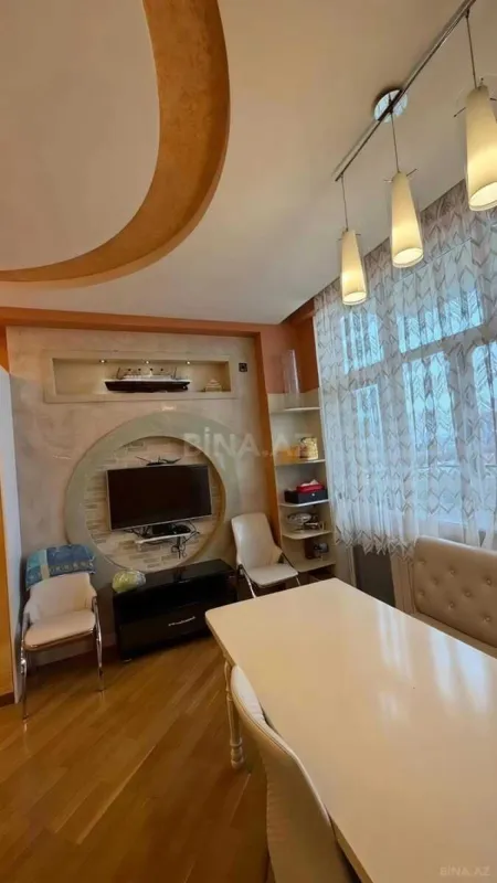 Satılır 4 otaqlı mənzil 185 m²