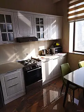 Kirayə verilir 3 otaqlı mənzil 121 m²