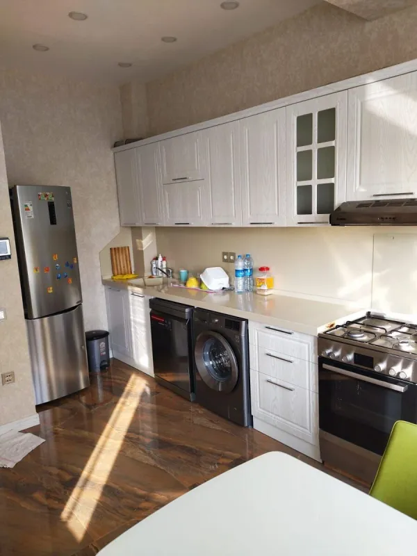 Kirayə verilir 3 otaqlı mənzil 121 m²