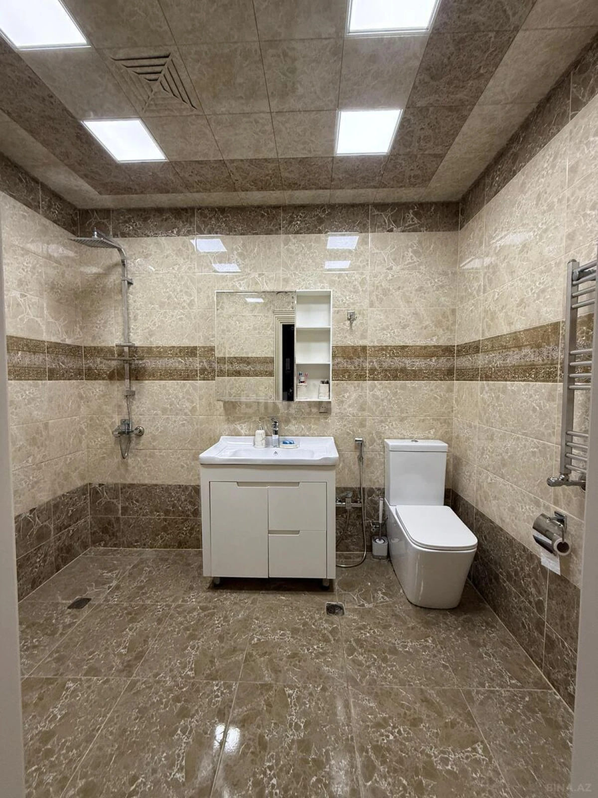 Satılır 2 otaqlı mənzil 83 m²