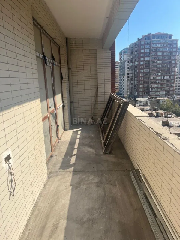 Satılır 4 otaqlı mənzil 183.7 m²