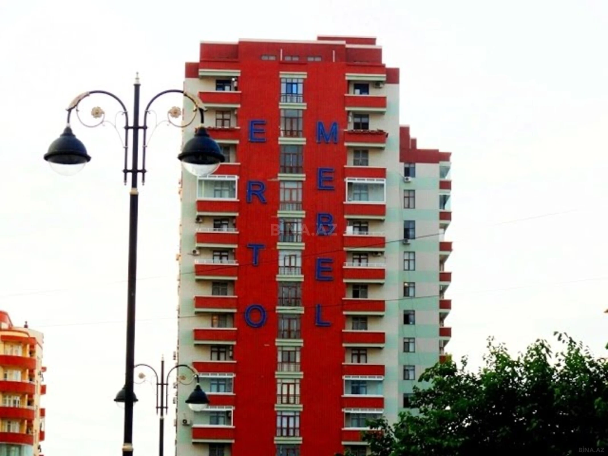 Satılır 4 otaqlı mənzil 183.7 m²