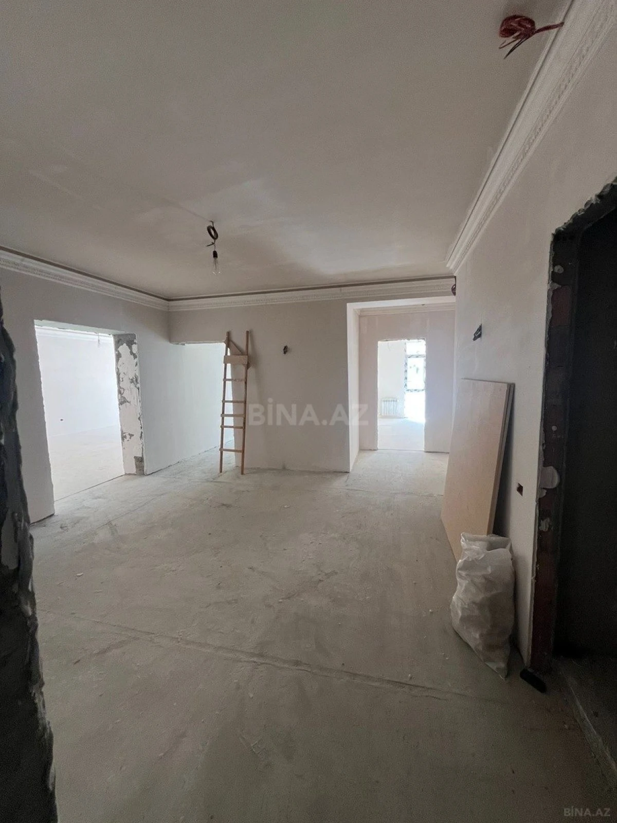 Satılır 4 otaqlı mənzil 183.7 m²