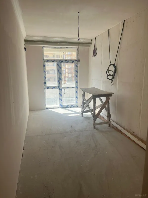 Satılır 4 otaqlı mənzil 183.7 m²