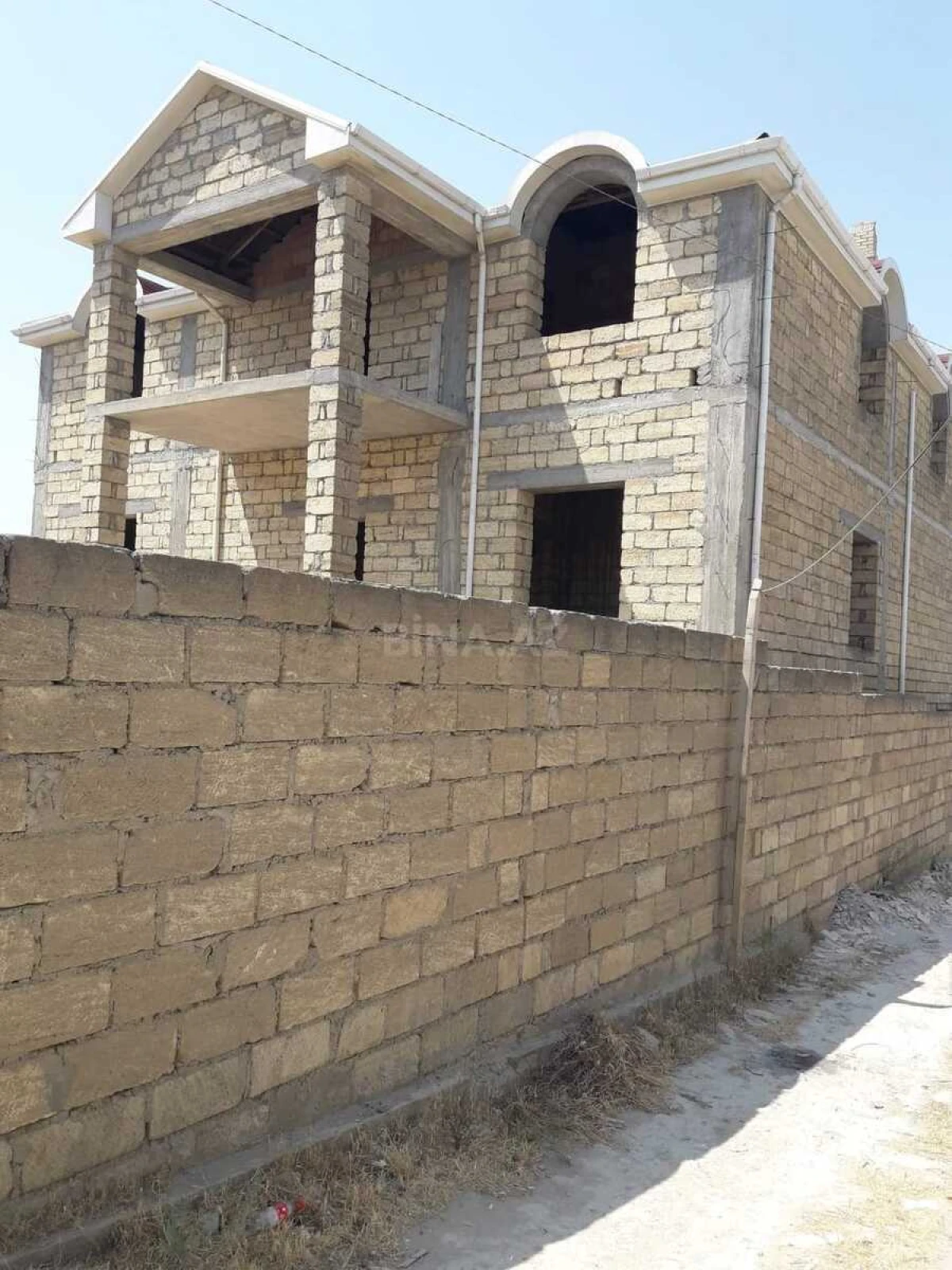 Satılır 14 otaqlı həyət evi 600 m²