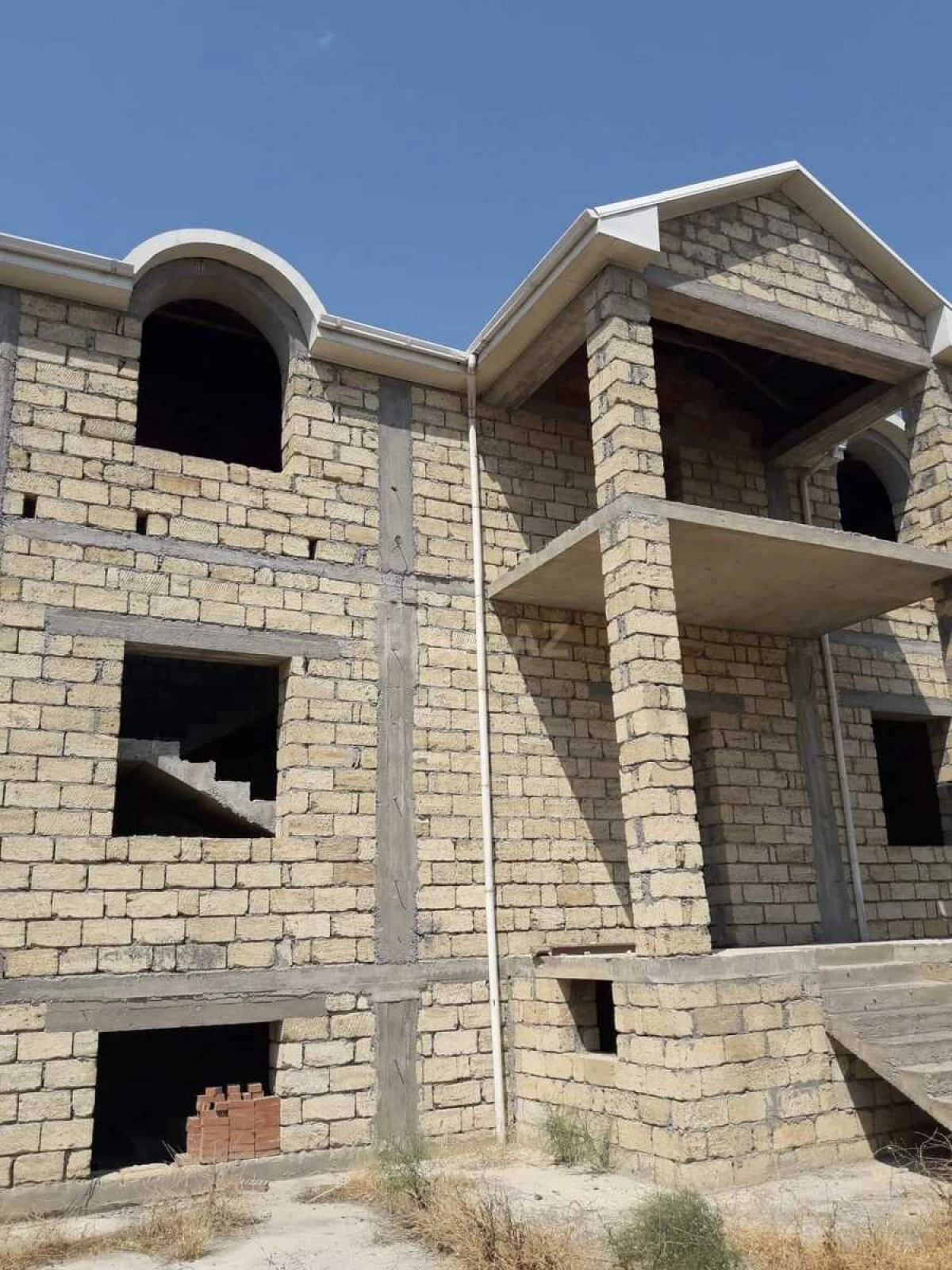 Satılır 14 otaqlı həyət evi 600 m²