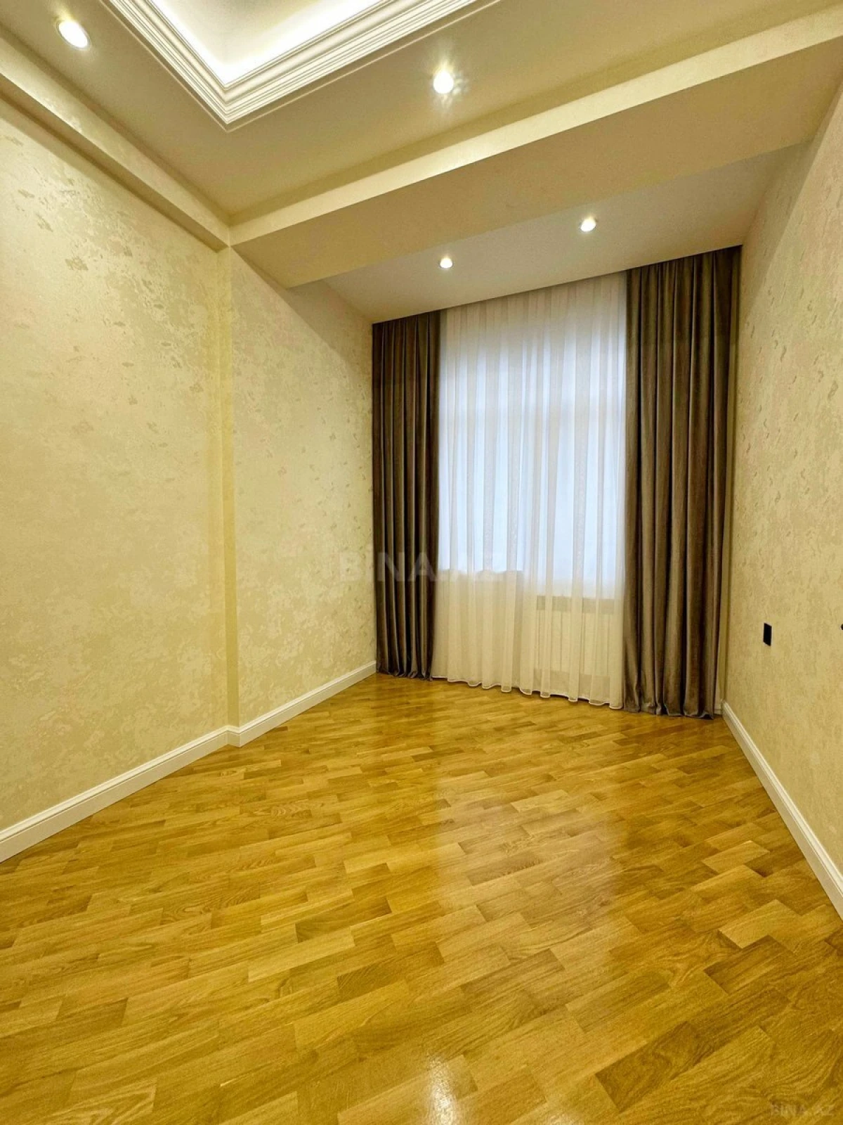 Satılır 3 otaqlı mənzil 105 m²