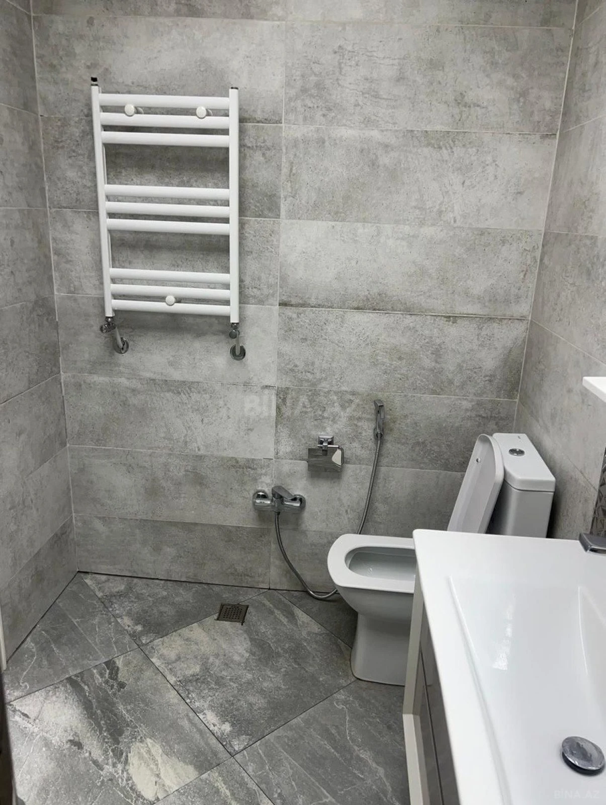 Kirayə verilir 2 otaqlı mənzil 106 m²